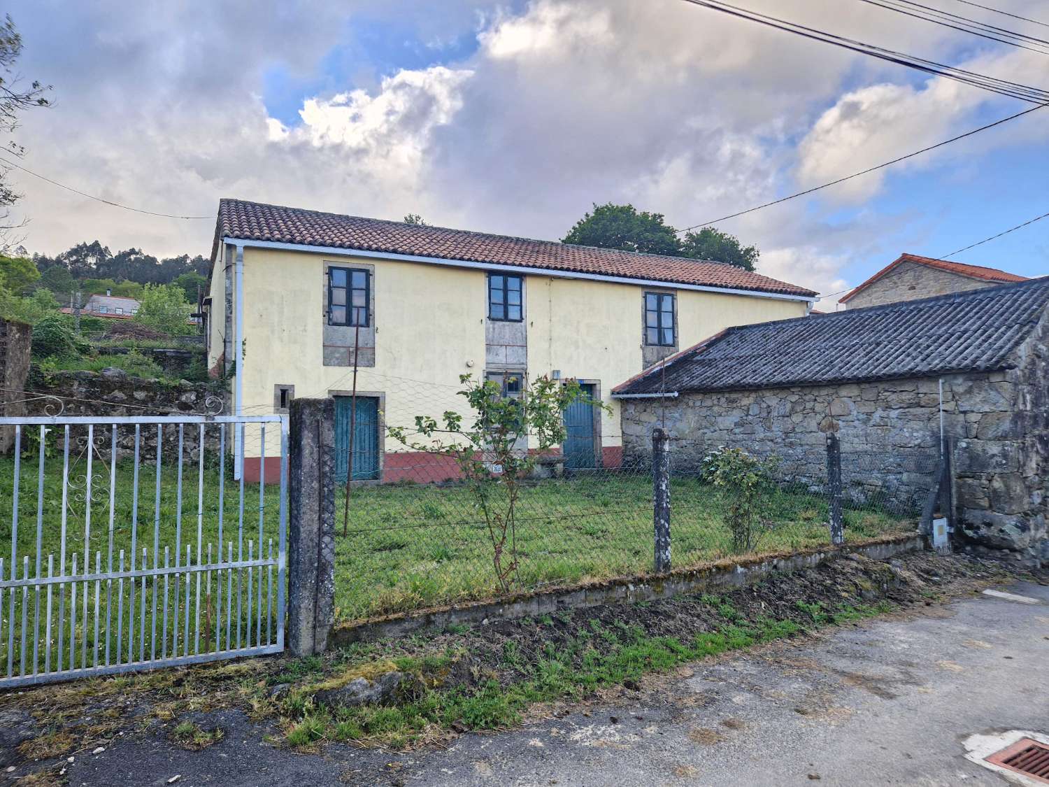 CASA DE PIEDRA CON TERRENO Y ALMACEN EN ZONA DE BRION