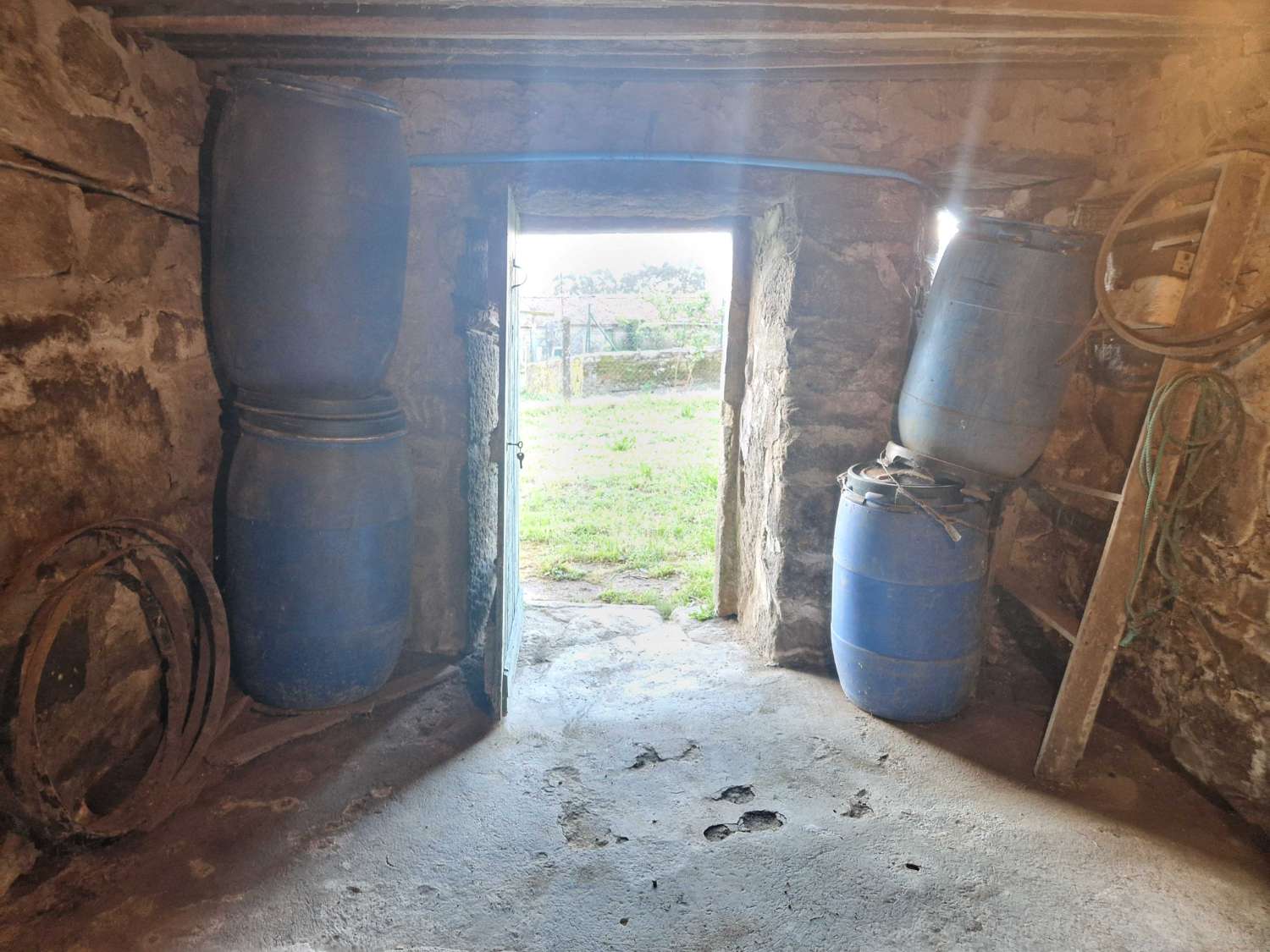 CASA DE PIEDRA CON TERRENO Y ALMACEN EN ZONA DE BRION