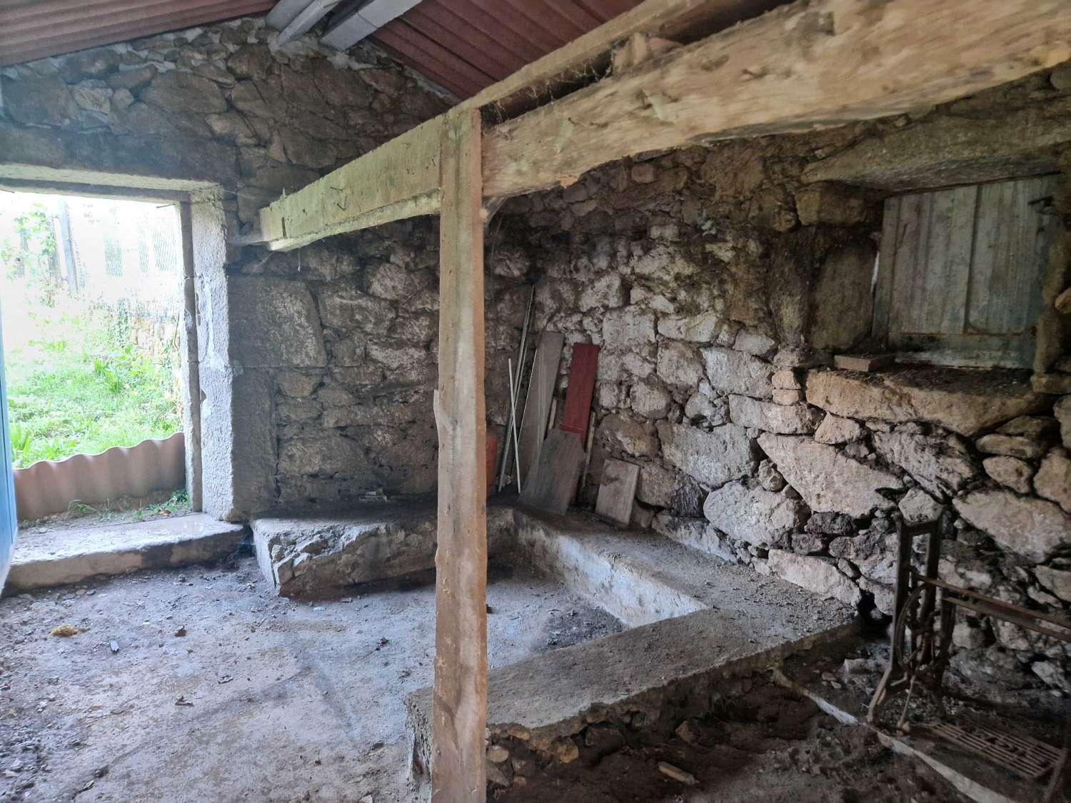 CASA DE PIEDRA CON TERRENO Y ALMACEN EN ZONA DE BRION