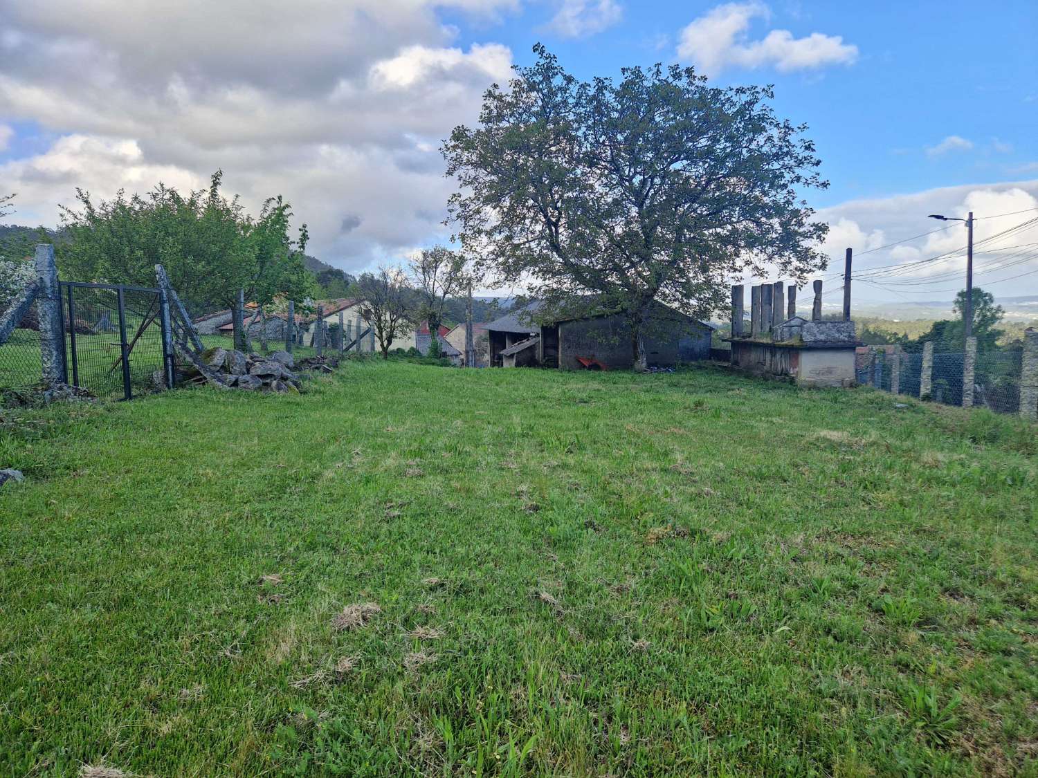 CASA DE PIEDRA CON TERRENO Y ALMACEN EN ZONA DE BRION