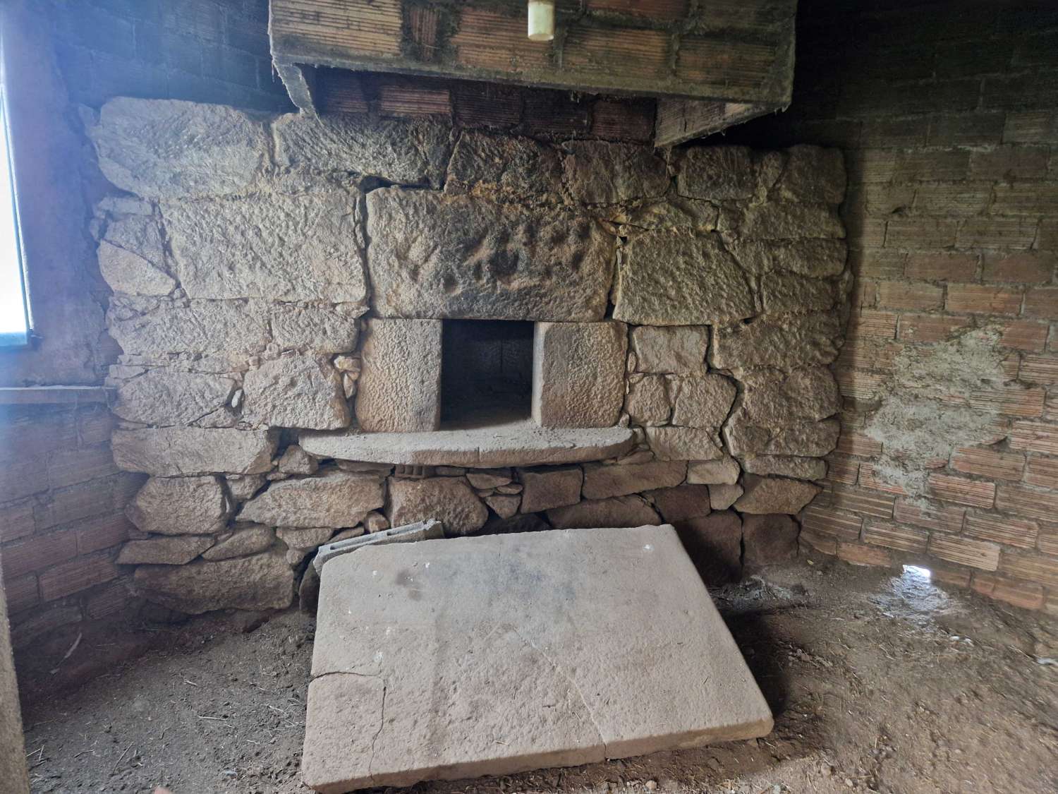 CASA DE PIEDRA CON TERRENO Y ALMACEN EN ZONA DE BRION