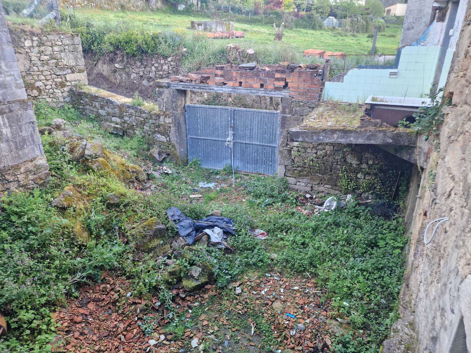 CASA DE PIEDRA CON TERRENO Y ALMACEN EN ZONA DE BRION