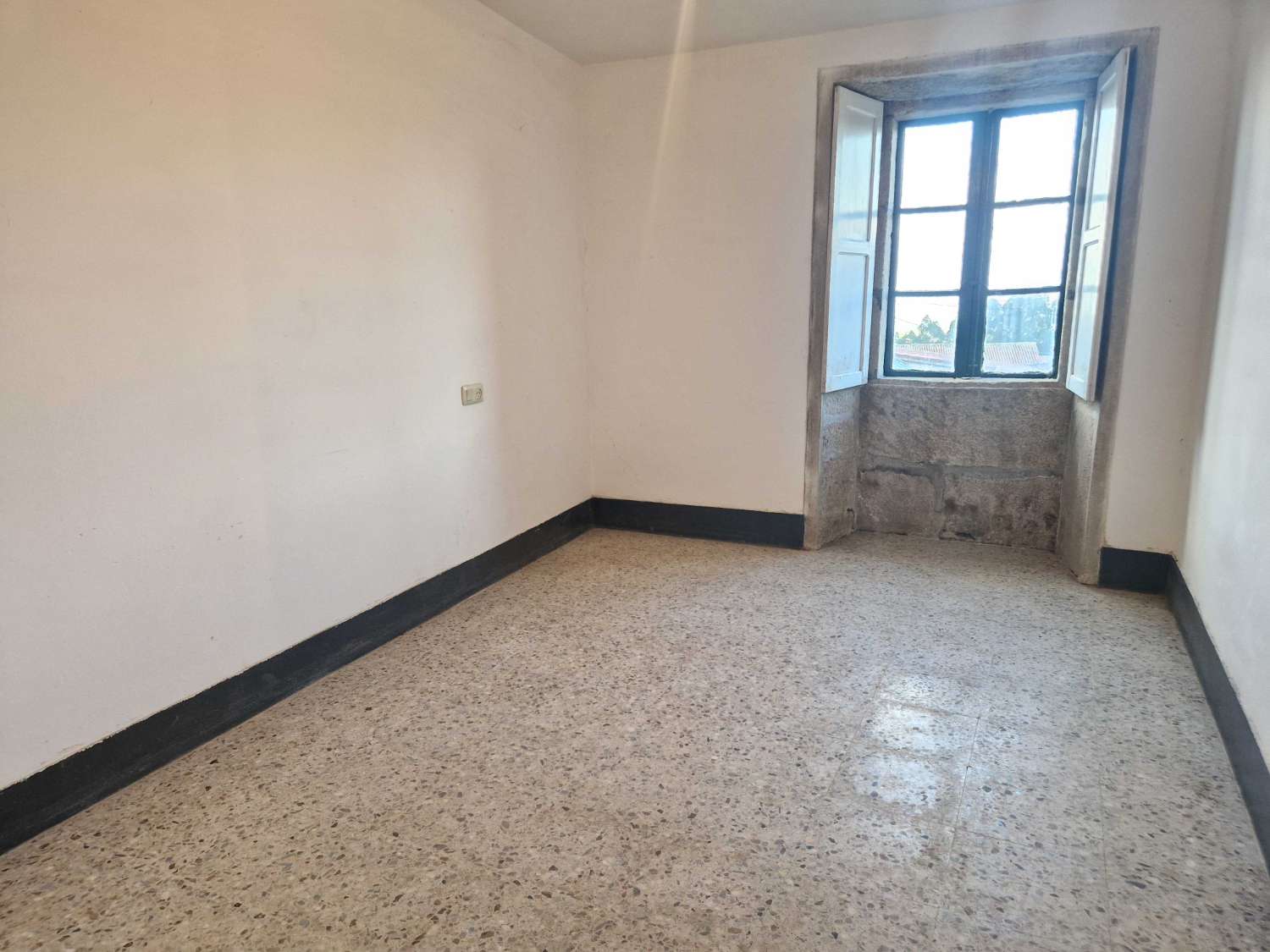 CASA DE PIEDRA CON TERRENO Y ALMACEN EN ZONA DE BRION