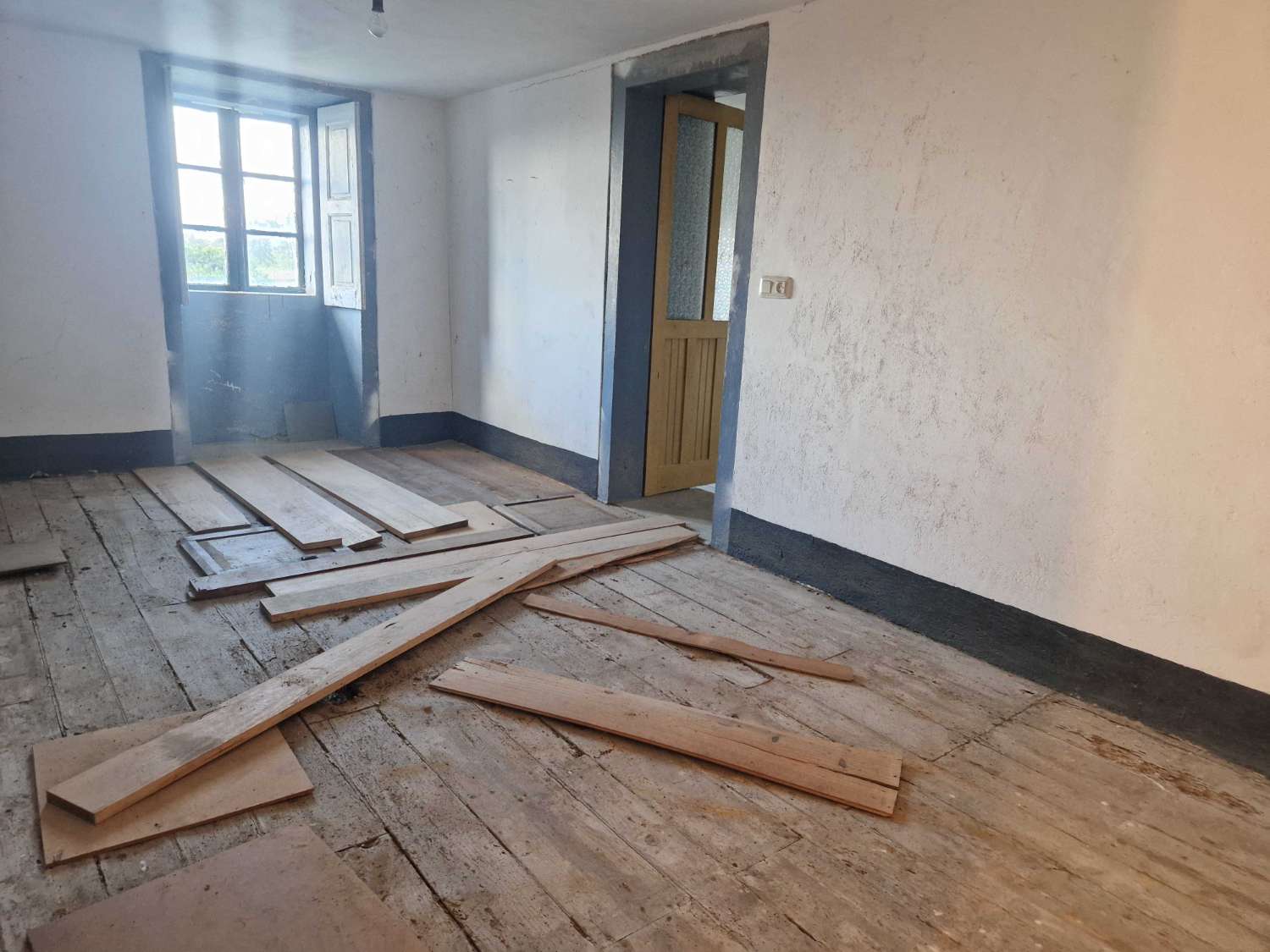 CASA DE PIEDRA CON TERRENO Y ALMACEN EN ZONA DE BRION