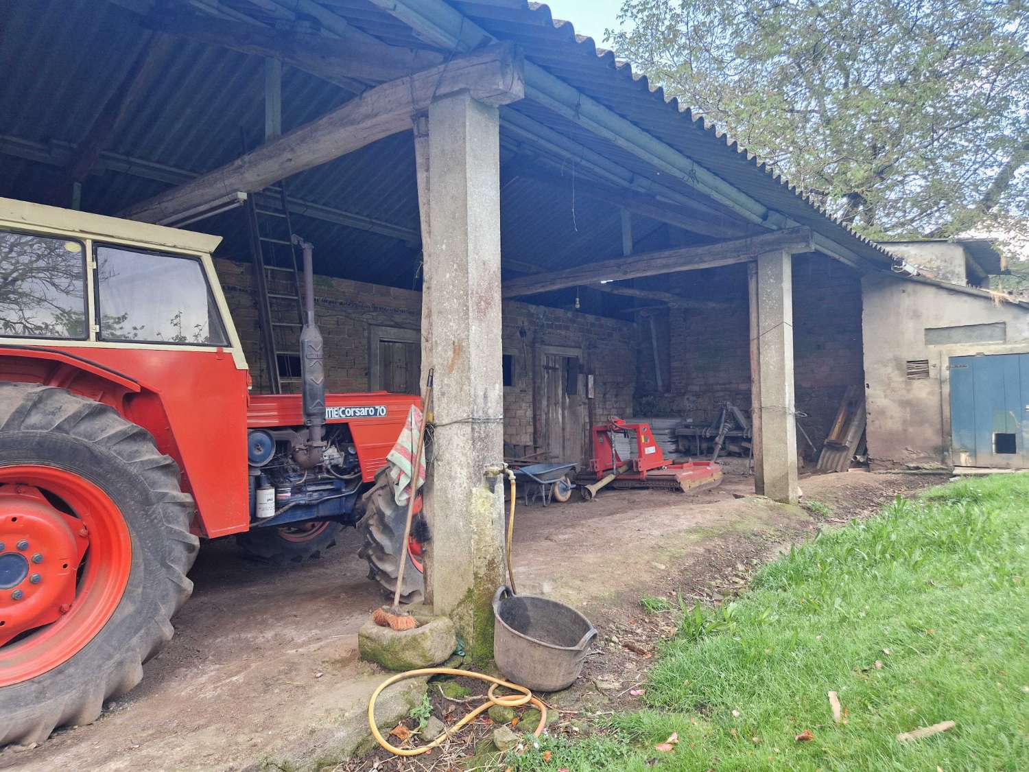 CASA DE PIEDRA CON TERRENO Y ALMACEN EN ZONA DE BRION