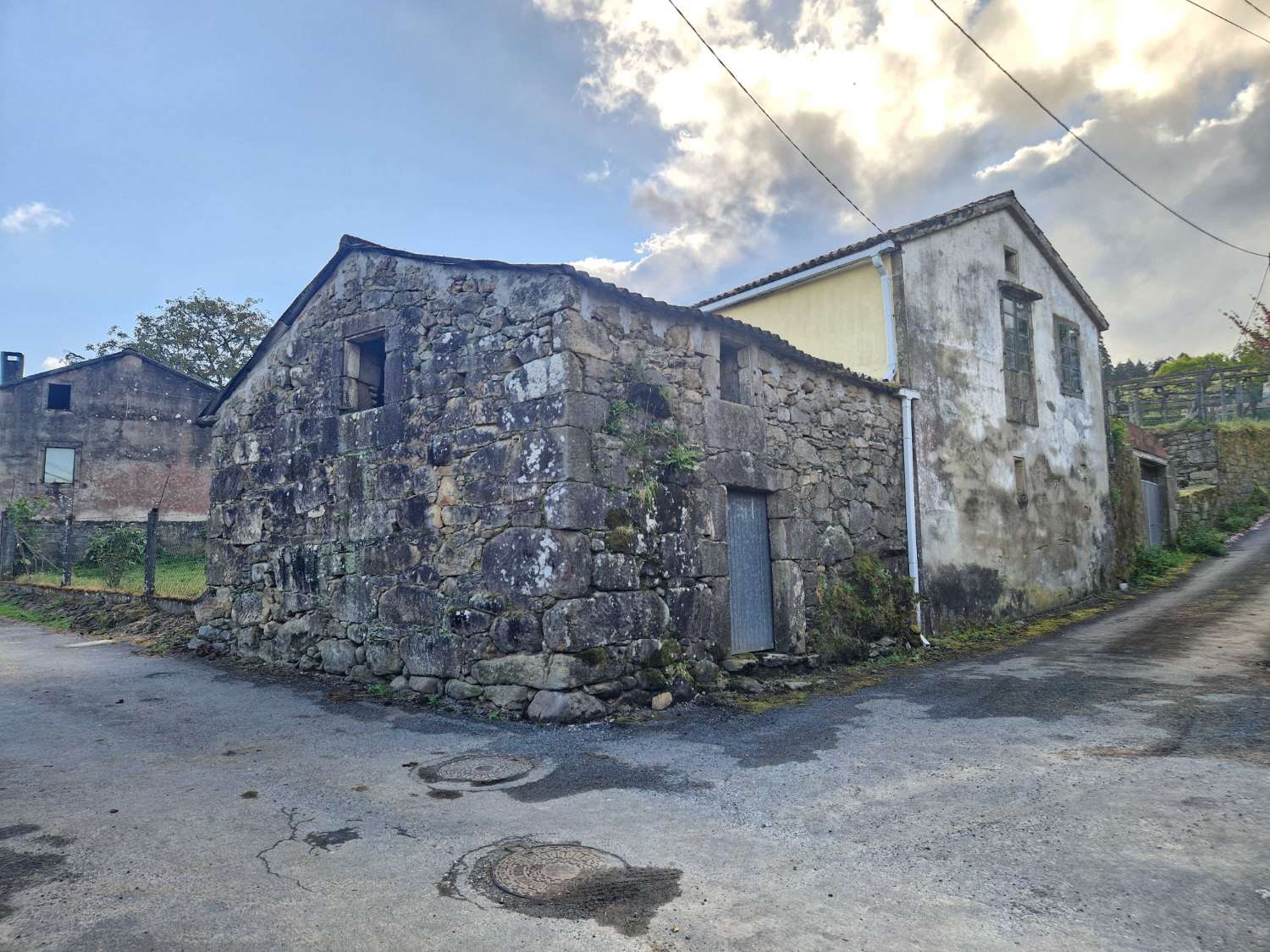 CASA DE PIEDRA CON TERRENO Y ALMACEN EN ZONA DE BRION