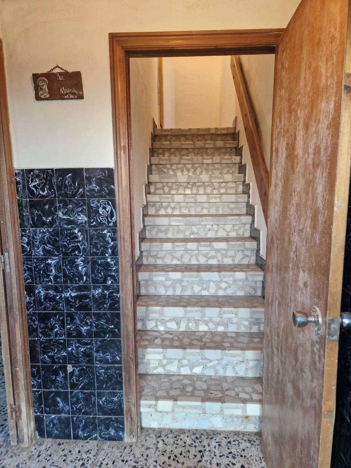 CASA DE PIEDRA CON TERRENO Y ALMACEN EN ZONA DE BRION