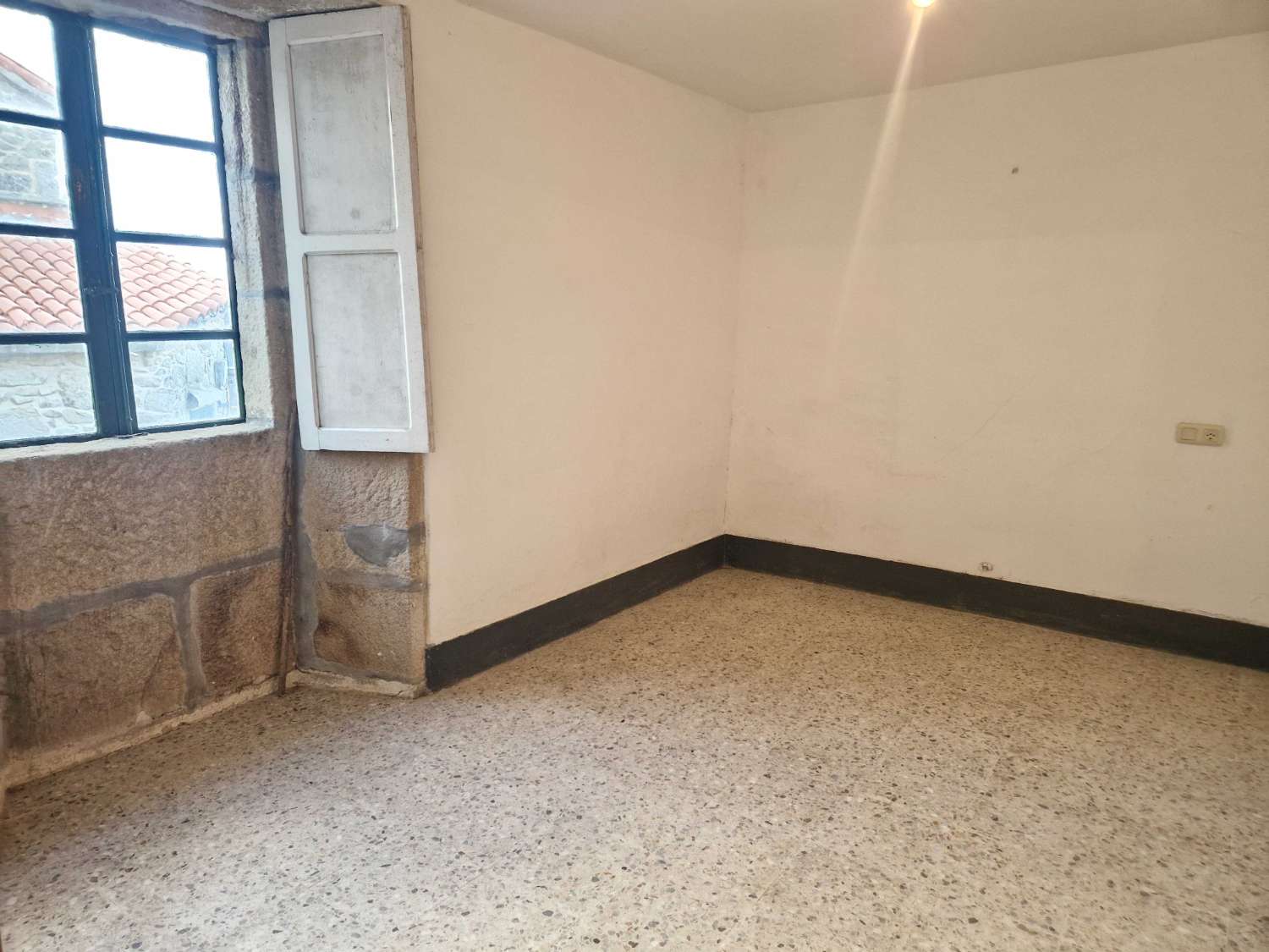 CASA DE PIEDRA CON TERRENO Y ALMACEN EN ZONA DE BRION