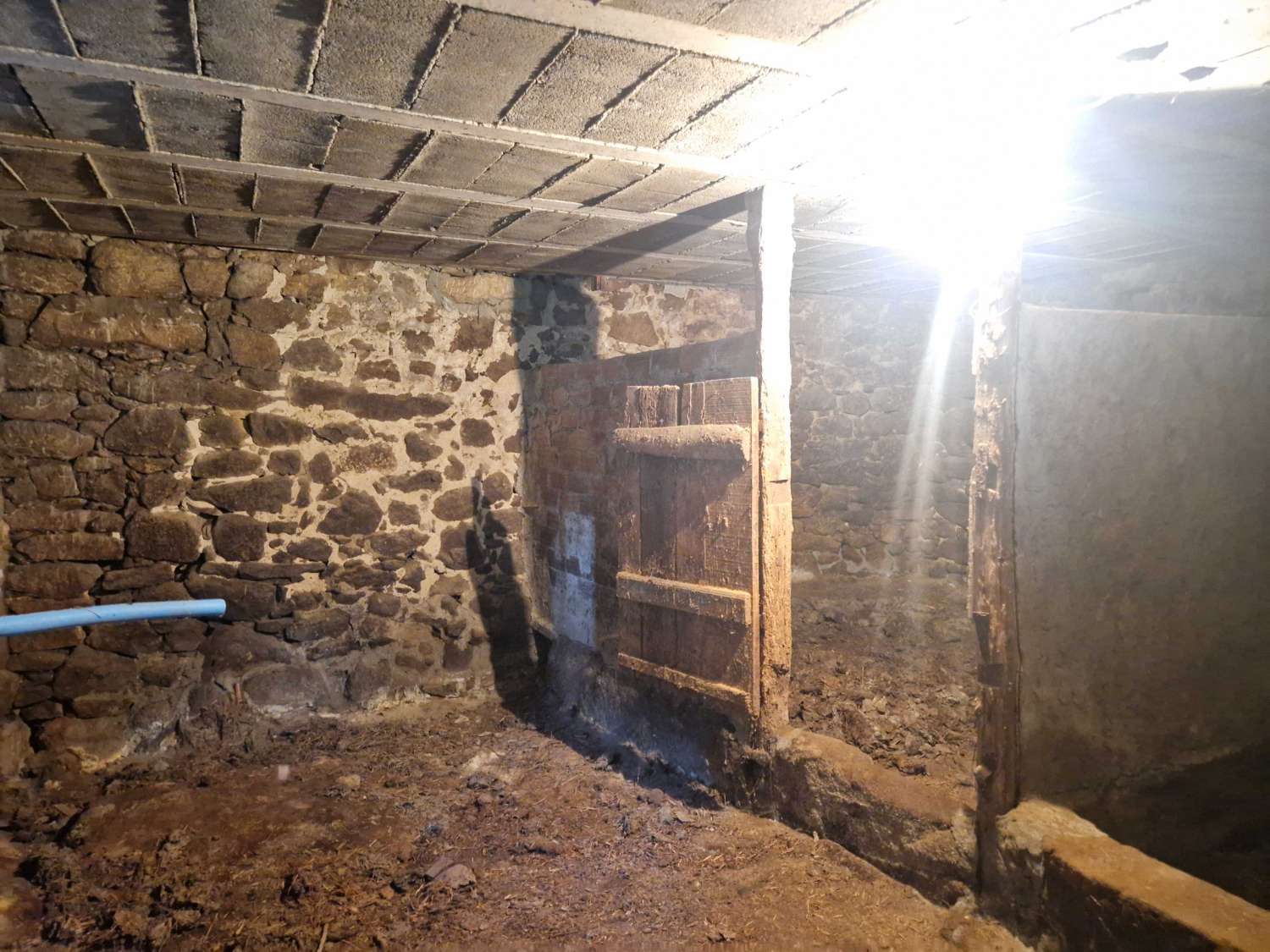 CASA DE PIEDRA CON TERRENO Y ALMACEN EN ZONA DE BRION