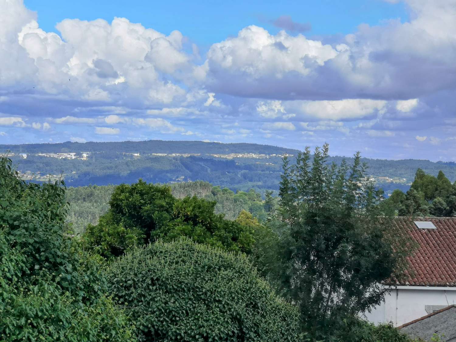 CASA DE PIEDRA CON TERRENO Y ALMACEN EN ZONA DE BRION