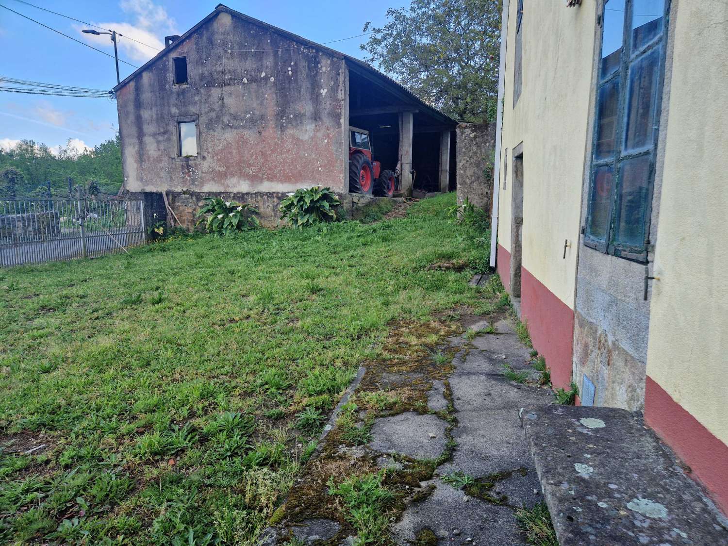 CASA DE PIEDRA CON TERRENO Y ALMACEN EN ZONA DE BRION