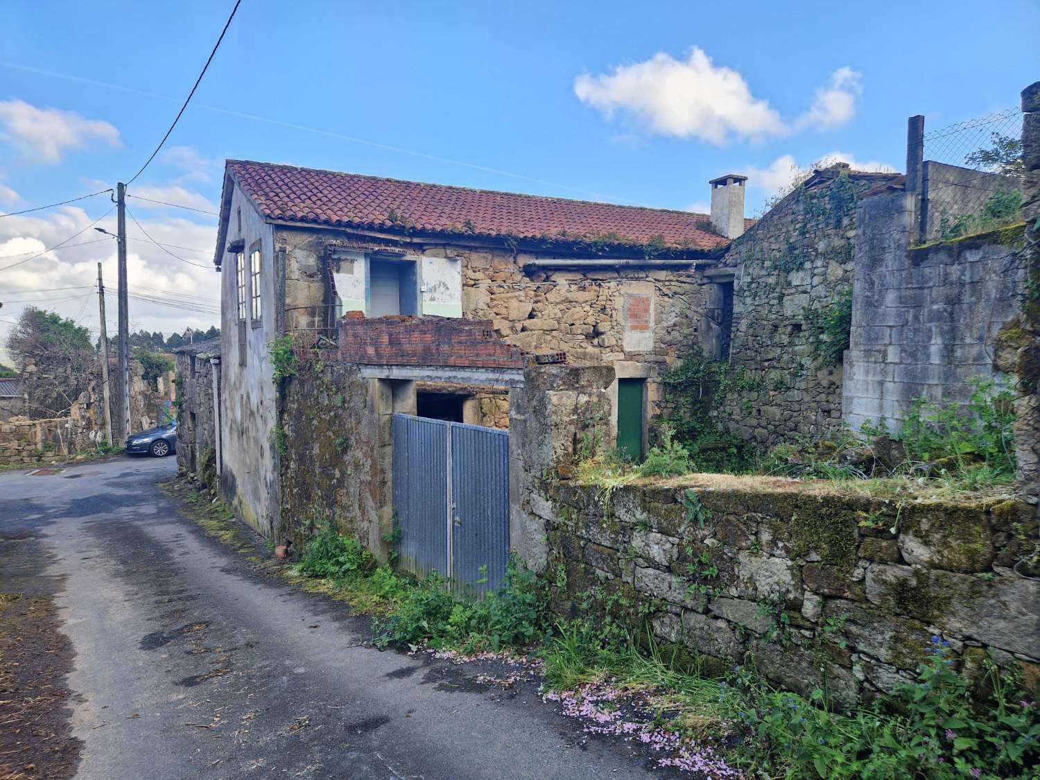 CASA DE PIEDRA CON TERRENO Y ALMACEN EN ZONA DE BRION