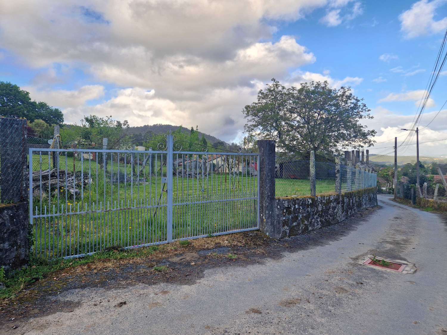 CASA DE PIEDRA CON TERRENO Y ALMACEN EN ZONA DE BRION