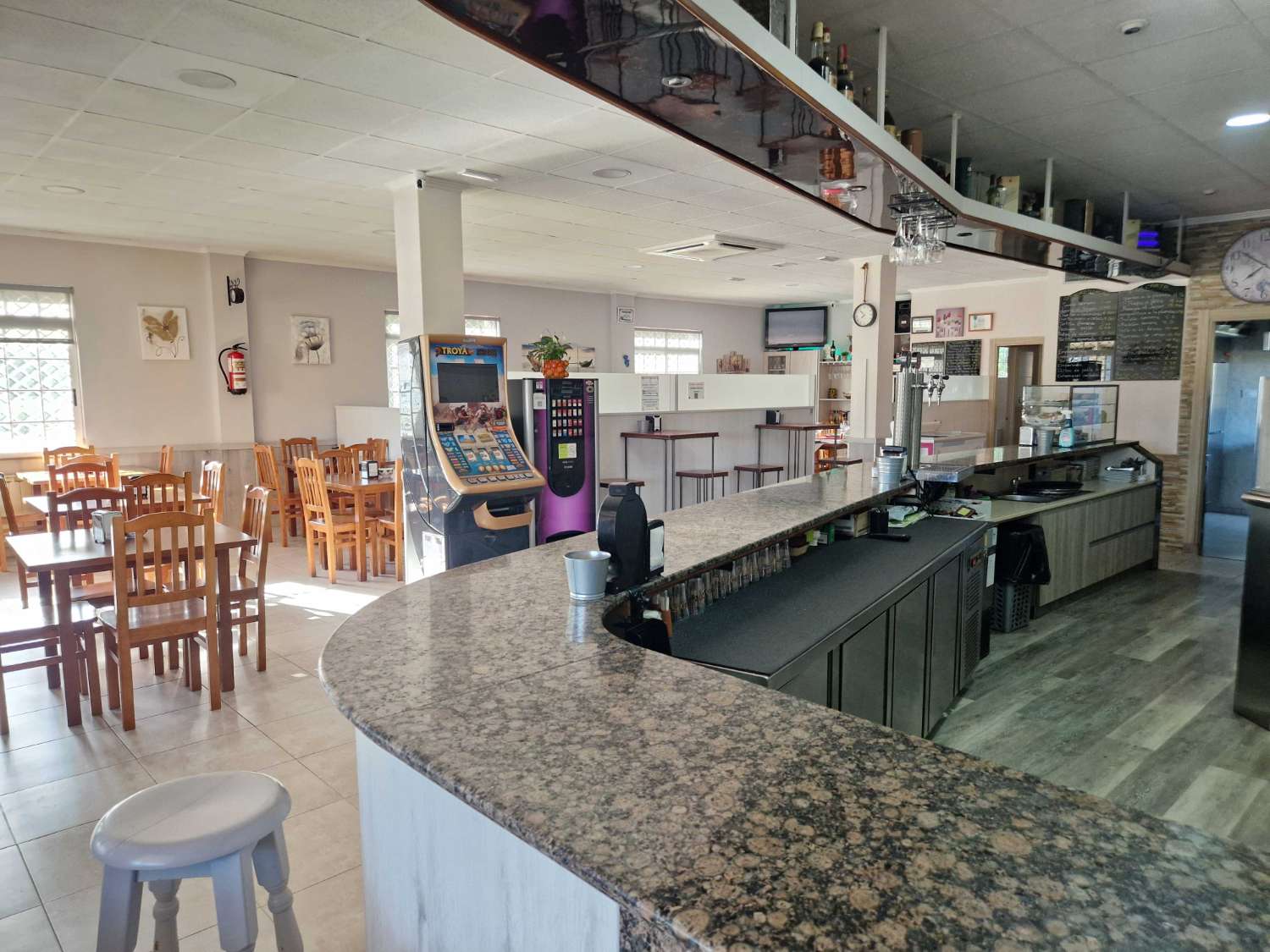BAR RESTAURANTE CON VIVIENDA AL LADO DE NEGREIRA