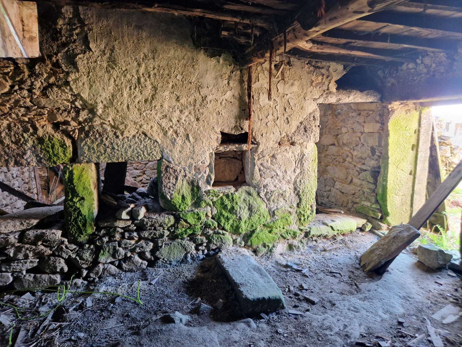 FINCA AMPLIA SEGREGABLE CON CONSTRUCCIONES RUINOSAS ZONA CORNEIRA, A BAÑA
