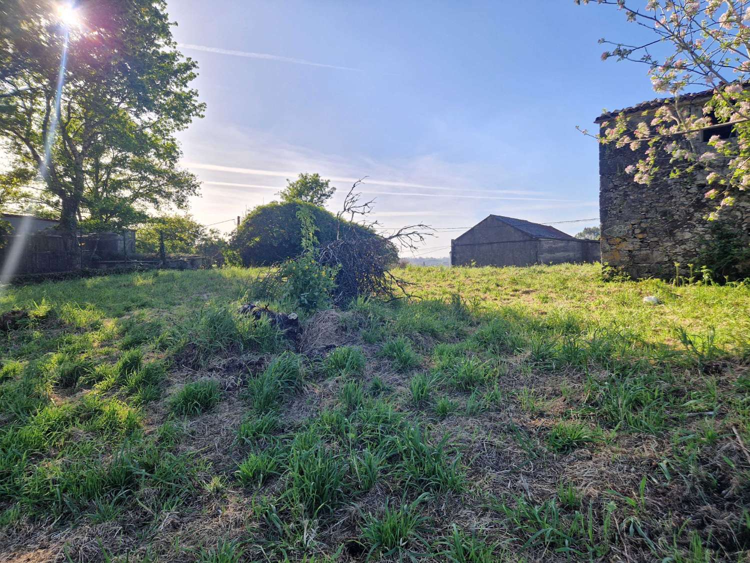 FINCA AMPLIA SEGREGABLE CON CONSTRUCCIONES RUINOSAS ZONA CORNEIRA, A BAÑA
