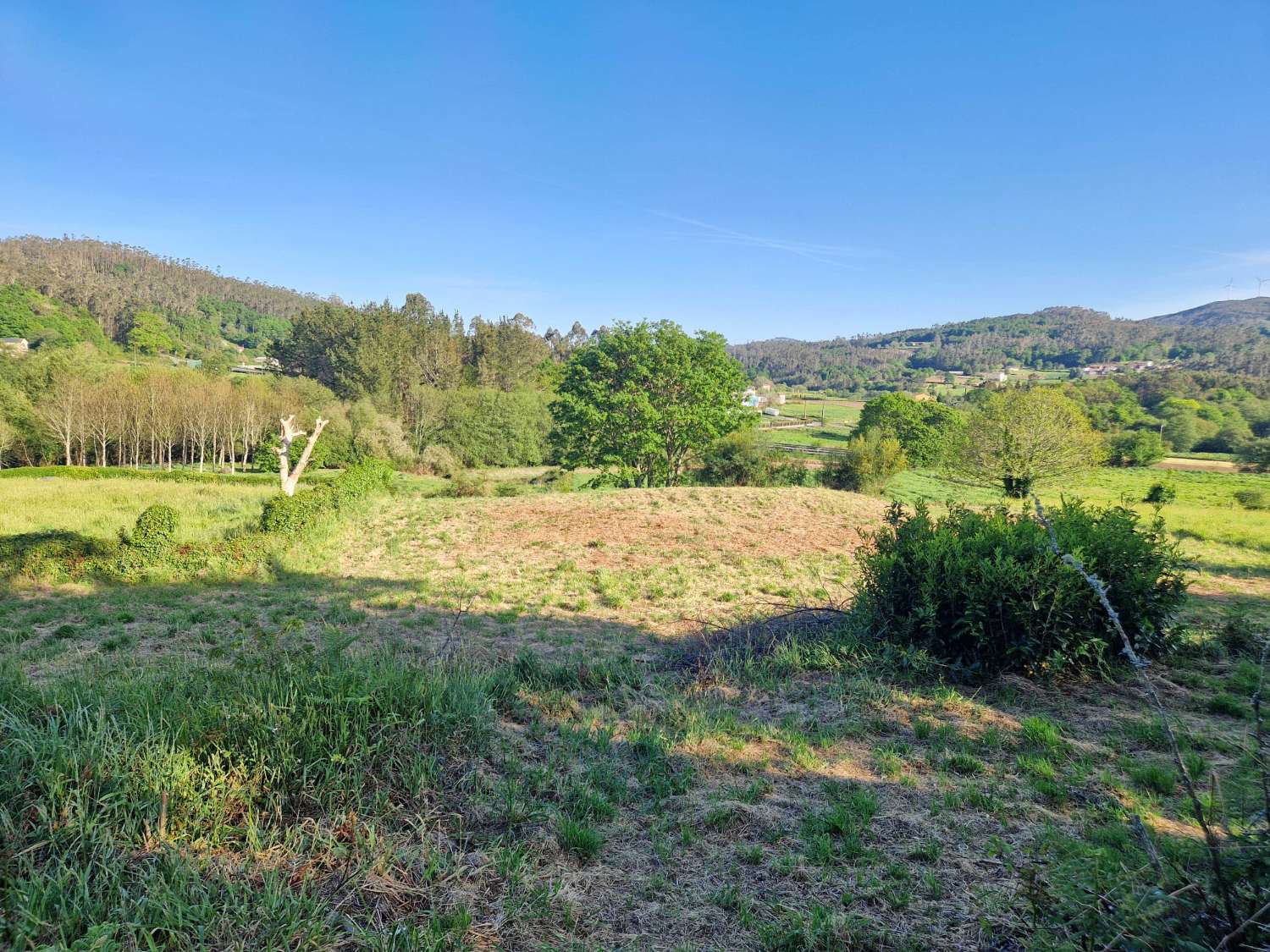 FINCA AMPLIA SEGREGABLE CON CONSTRUCCIONES RUINOSAS ZONA CORNEIRA, A BAÑA