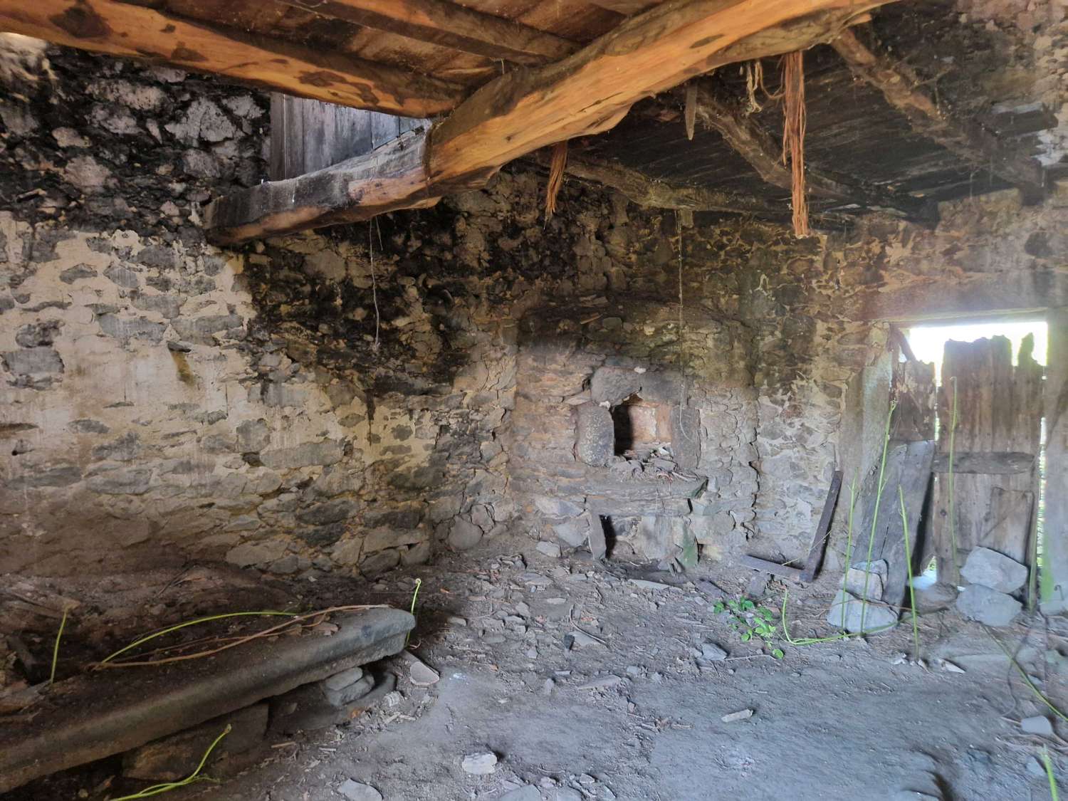 FINCA AMPLIA SEGREGABLE CON CONSTRUCCIONES RUINOSAS ZONA CORNEIRA, A BAÑA