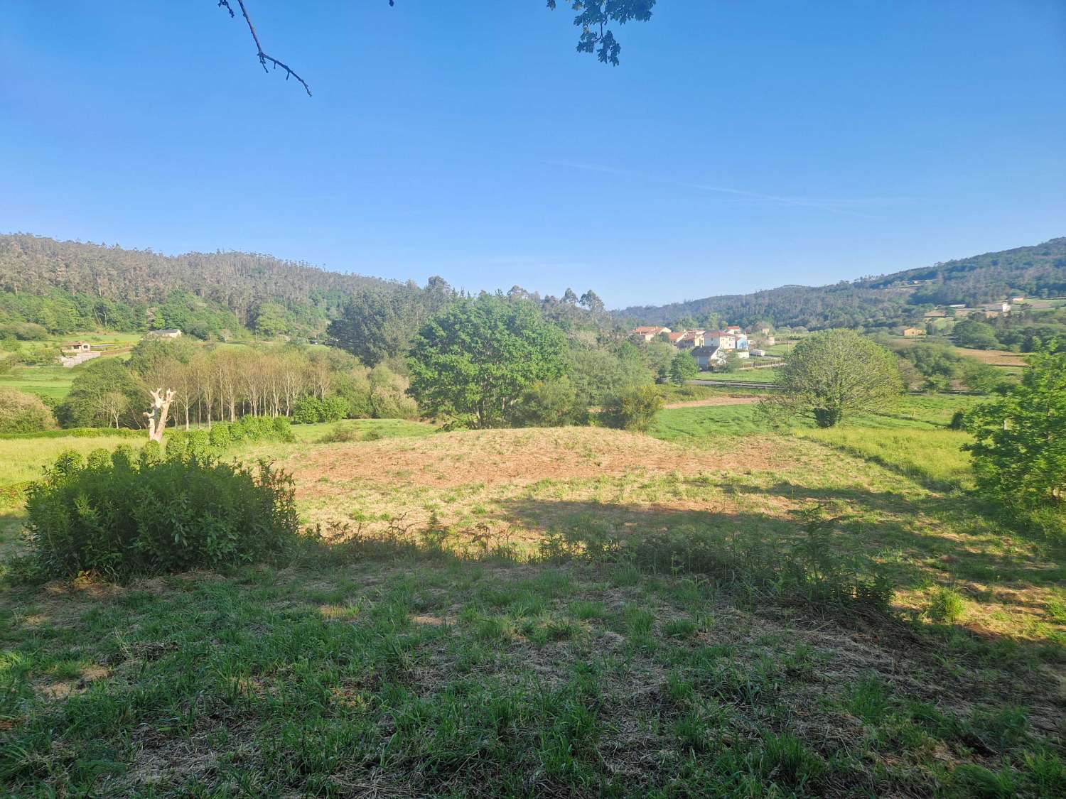FINCA AMPLIA SEGREGABLE CON CONSTRUCCIONES RUINOSAS ZONA CORNEIRA, A BAÑA