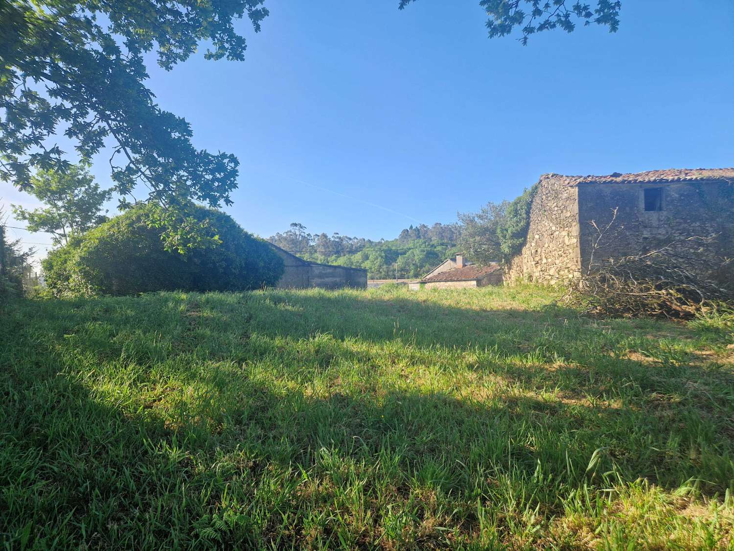 FINCA AMPLIA SEGREGABLE CON CONSTRUCCIONES RUINOSAS ZONA CORNEIRA, A BAÑA